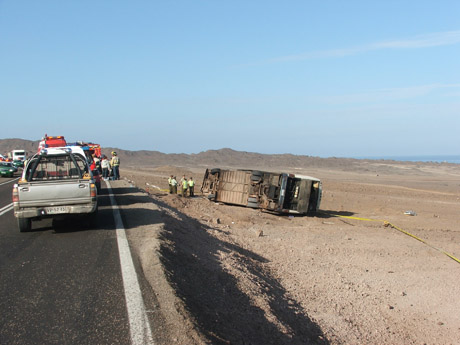 Volcamiento de bus deja un muerto y 17 heridos en Cobija