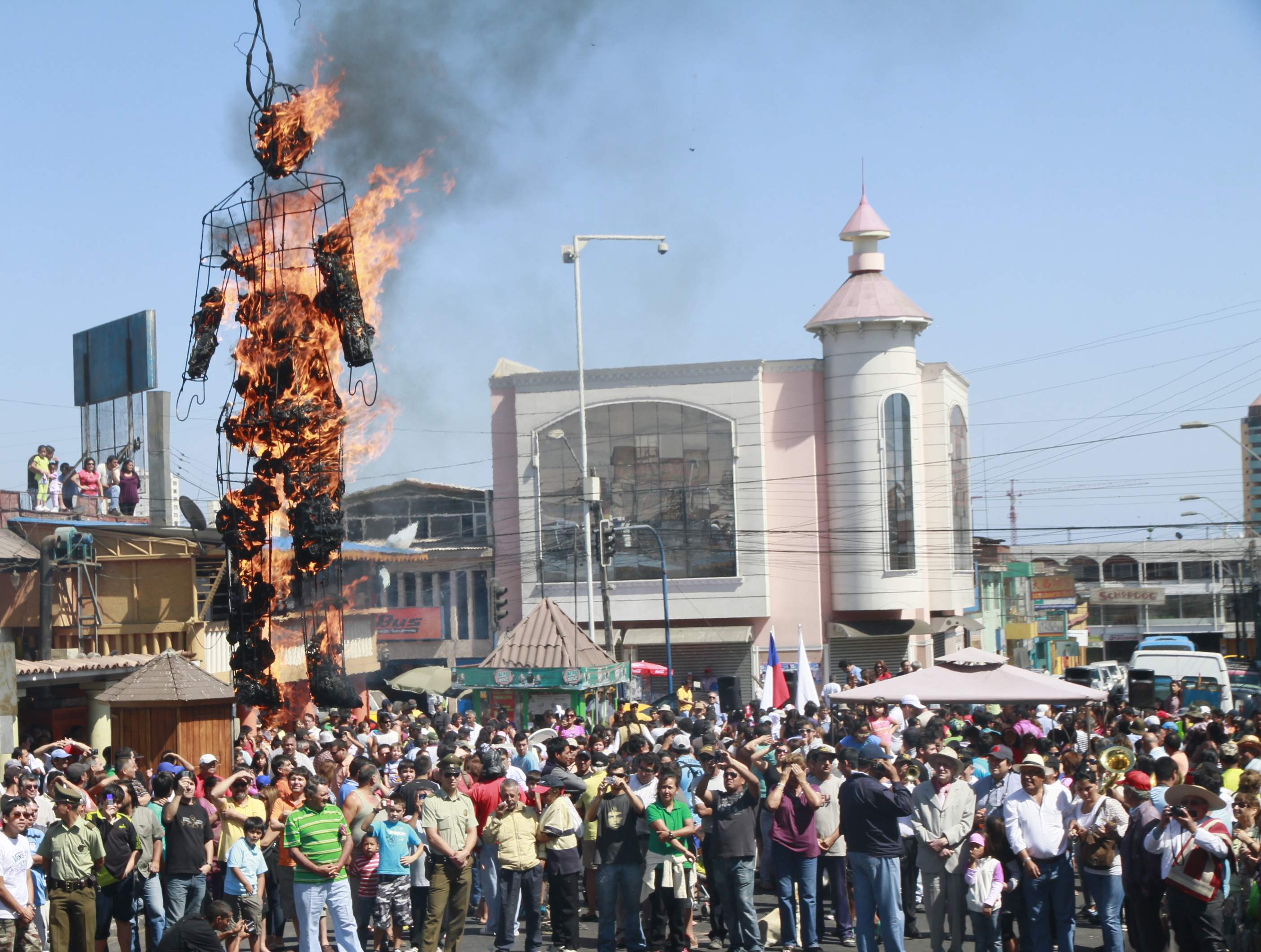 Los Iquiqueños Participan En Quema De Judas Soychile Cl