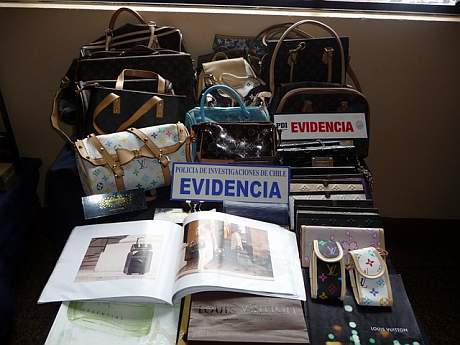 La PDI detiene a un sujeto que vendía carteras Louis Vuitton falsas en  Valparaíso
