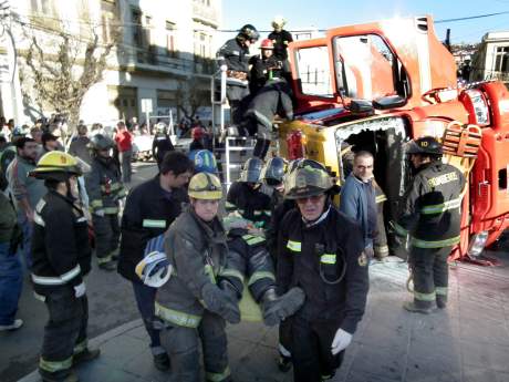 Un Carro De Bomberos Se Volcó En Pleno Centro De Valparaíso