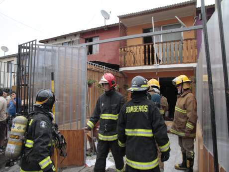 El cuerpo de Bomberos de Iquique dispuso de tres compañías para extinguir las llamas. (L. Villalobos)
