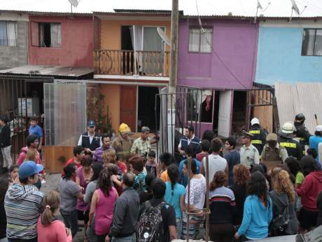 El cuerpo de Bomberos de Iquique dispuso de tres compañías para extinguir las llamas. (L. Villalobos)