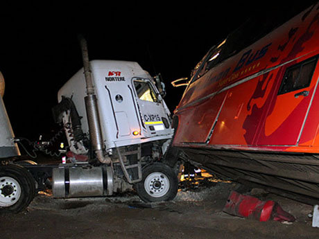 Camión colisionó con bus de pasajeros al norte de Antofagasta