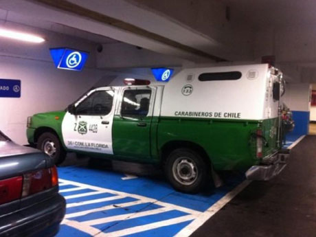 Carabineros investigará caso de efectivos estacionados en cupo para discapacitados Carabineros investigará caso de efectivos estacionados en cupo para discapacitados