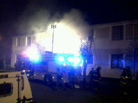 Un incendio afectó esta noche a un histórico hotel de Lota