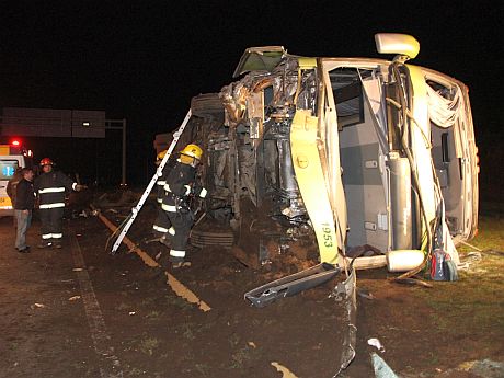 Siete personas resultaron lesionadas tras volcamiento de un Tur Bus en ...