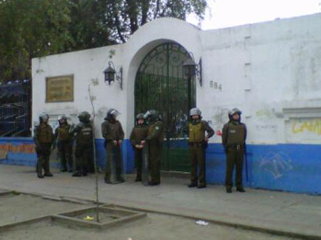 Carabineros desalojó el liceo Insuco 2 en Santiago y otros cuatro colegios siguen en toma Carabineros desalojó el liceo Insuco 2 en Santiago y otros cuatro colegios siguen en toma