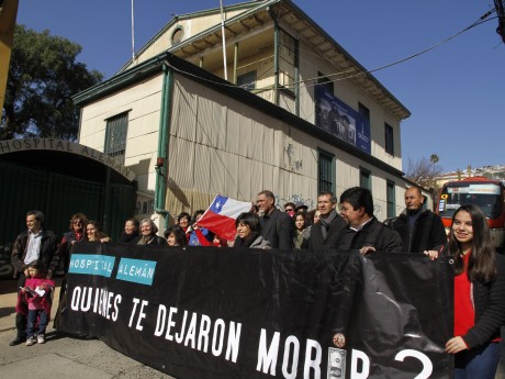 Vecinos de cerro Alegre protestaron contra la construcción de edificios en terreno del ex Hospital Alemán