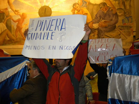 Vecinos de Ñiquén protestaron en el Core por aprobación de su estadio