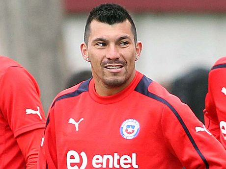 Codazo a gary medel