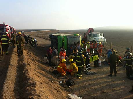 Un bus que viajaba desde Mejillones a Antofagasta volcó dejando 39 personas heridas
