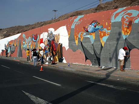 Un grupo de antofagastinos recupera parte del mural que fue borrado por Homecenter Sodimac