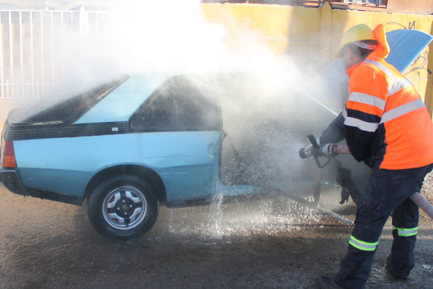 En Calama intentaron robar un auto y al ser soprendidos lo incendiaron y se dieron a la fuga
