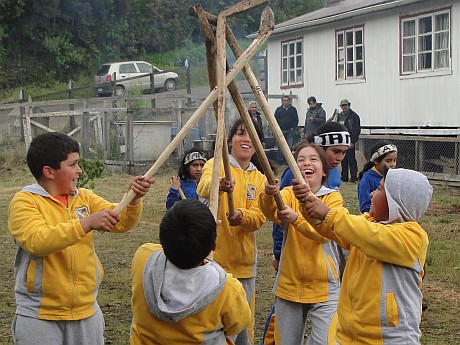 El tradicional juego del palín ya es parte de los niños de Chonchi