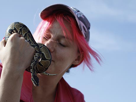 Bailarina rusa dice que no se robó la serpiente pitón y que 'todo es un mal entendido' Bailarina rusa dice que no se robó la serpiente pitón y que 'todo es un mal entendido'