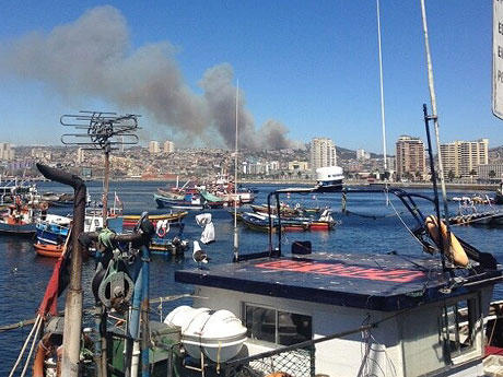 (El humo es visible desde todo Valparaíso. (@samuel_mrtnz)
