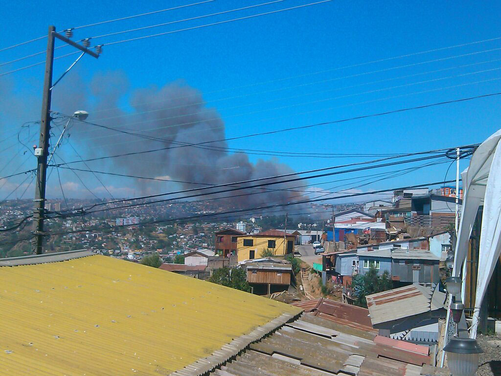 (El humo es visible desde todo Valparaíso. (@soygracia)