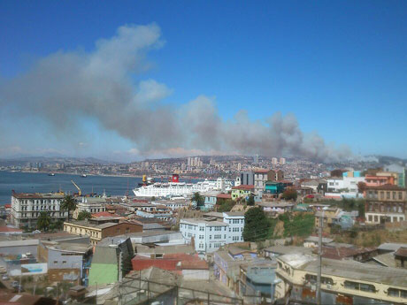 (El humo es visible desde todo Valparaíso. (@kirch4t)