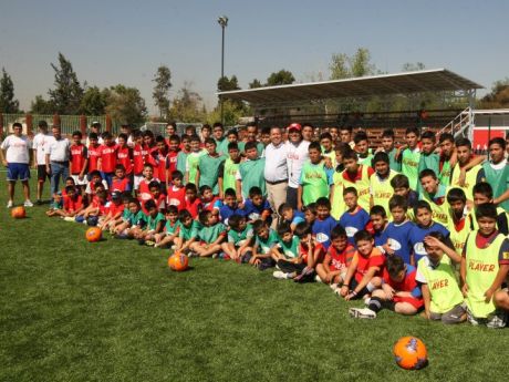 La nueva vida de Pablo Galdames: hace clases de fútbol gratuitas en La Granja