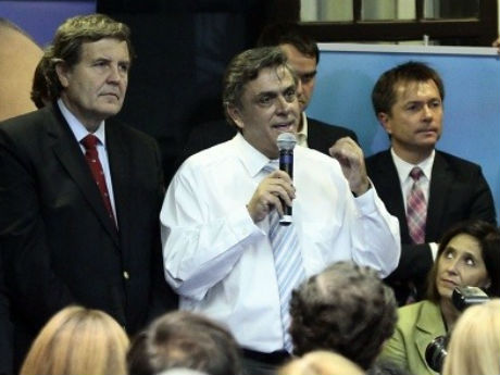 Golborne bajó su candidatura presidencial y la UDI proclamó a Longueira Golborne bajó su candidatura presidencial y la UDI proclamó a Longueira