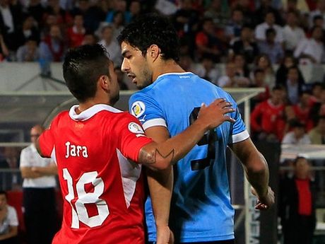 La FIFA no sancionó ni a Jara ni a Suárez pese a las agresiones en las Eliminatorias La FIFA no sancionó ni a Jara ni a Suárez pese a las agresiones en las Eliminatorias
