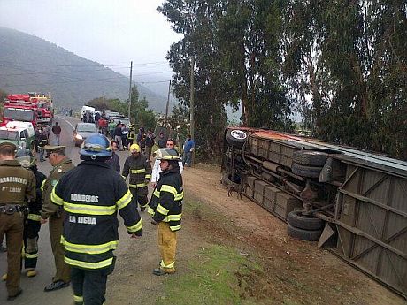 Volcamiento de un bus de pasajeros en La Ligua deja a 16 heridos