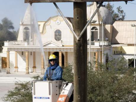 Eliqsa se prepara para atender a clientes durante la Fiesta de La Tirana