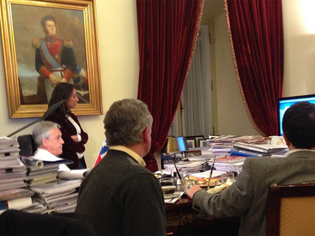 El Presidente Sebastián Piñera subió una foto en donde ve los resultados de las primarias El Presidente Sebastián Piñera subió una foto en donde ve los resultados de las primarias