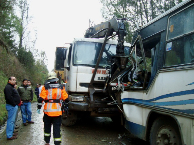 Un choque frontal entre un bus y un camión dejó 11 heridos en La Unión