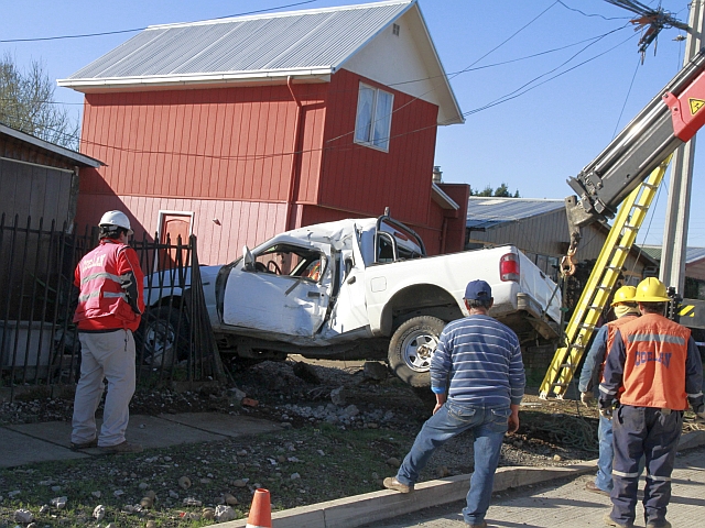 Una camioneta chocó y se incrustó en el patio de una casa en Temuco