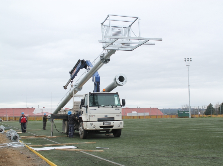 Instalaron torres de iluminación en el estadio municipal de Calbuco