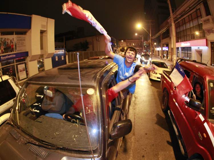 A lo menos dos mil personas celebraron en la Plaza Prat la clasificación de la “Roja” a Brasil 2014 en Iquique