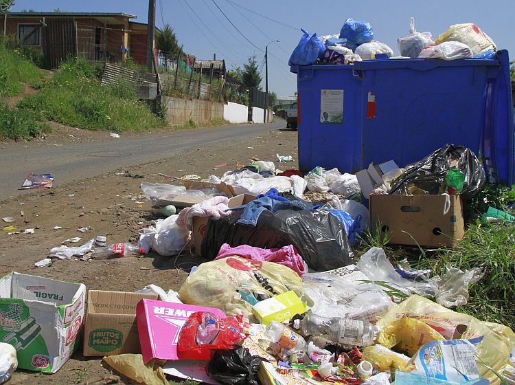 Más de 200 toneladas de basura se han acumulado en las calles de Temuco