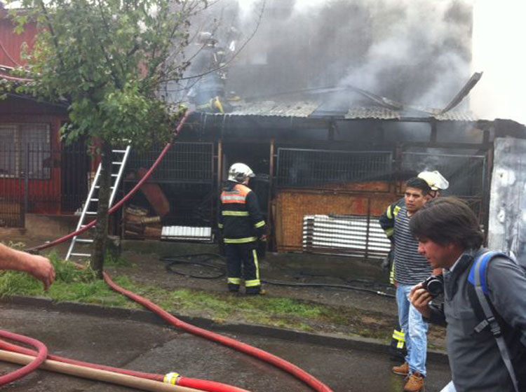 Quince damnificados dejó un incendio en la población Quinto Centenario