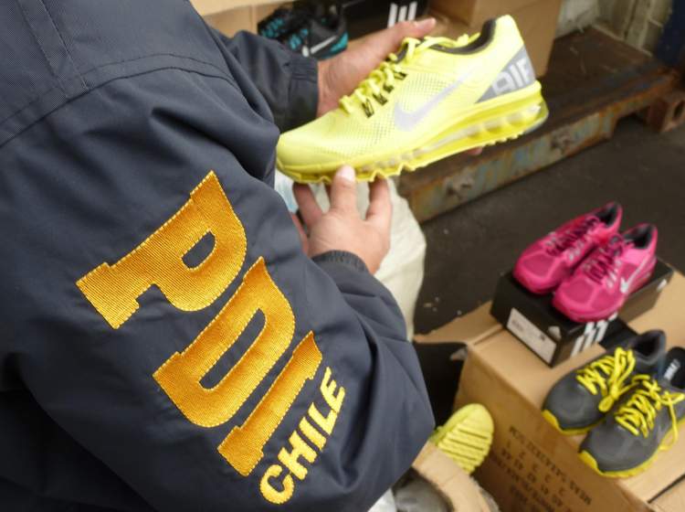 La PDI detuvo a dos bolivianos e incautó más de mil millones de pesos en  zapatillas falsificadas en Iquique