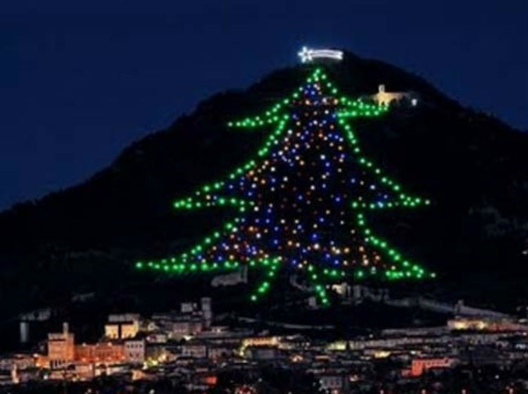 En Italia encendieron el árbol de Navidad más grande del mundo