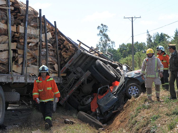 Un conductor falleció tras chocar con un camión en el camino que une ...