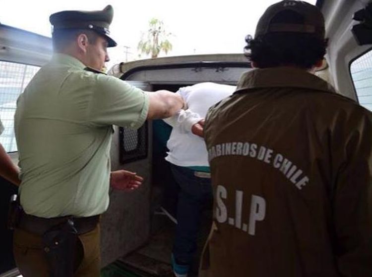 Dos jóvenes fueron detenidos por asaltar un camión repartidor en San ...