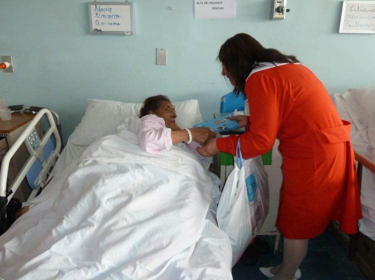 Regalos y villancicos de las Damas de Rojo sorprendieron a enfermos del hospital de Puerto Montt