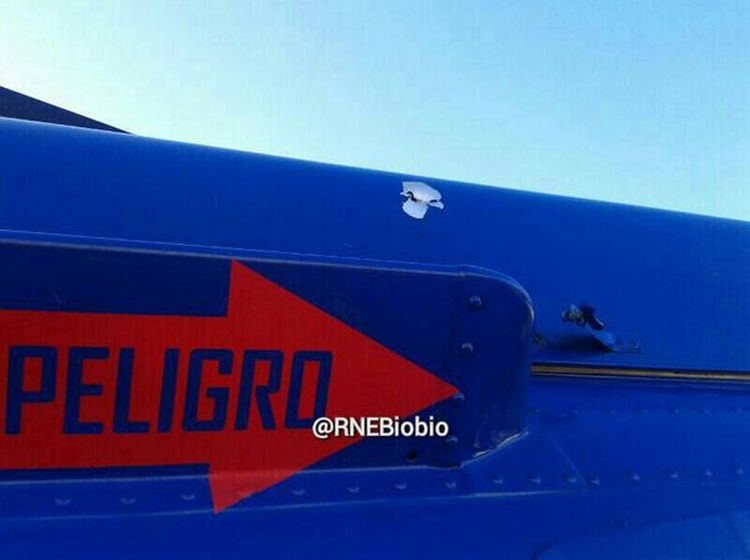 Encapuchados quemaron un camión, balearon un helicóptero y atacaron a brigadistas que combatían un incendio en Cañete
