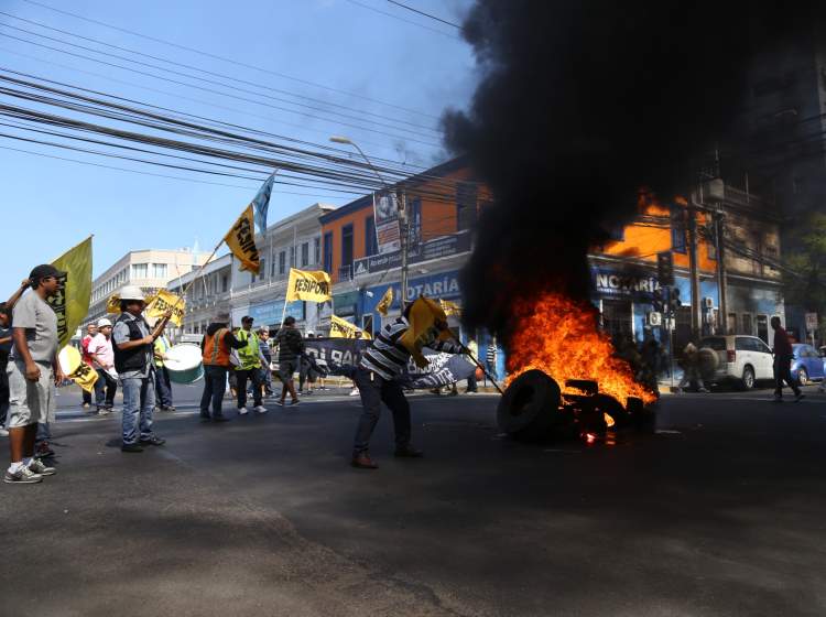Portuarios encendieron barricadas en pleno centro de Iquique Portuarios encendieron barricadas en pleno centro de Iquique