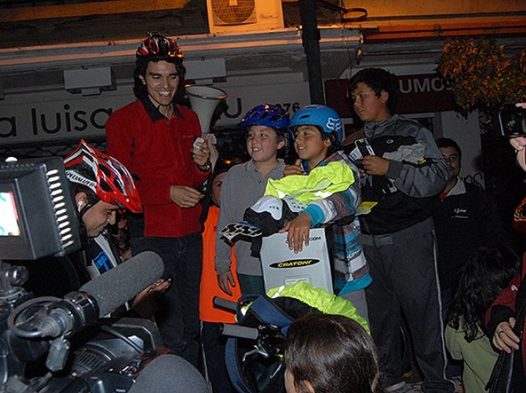 Final feliz: el Tarro tiene bicicleta nueva y un casco para sus acrobacias Final feliz: el Tarro tiene bicicleta nueva y un casco para sus acrobacias