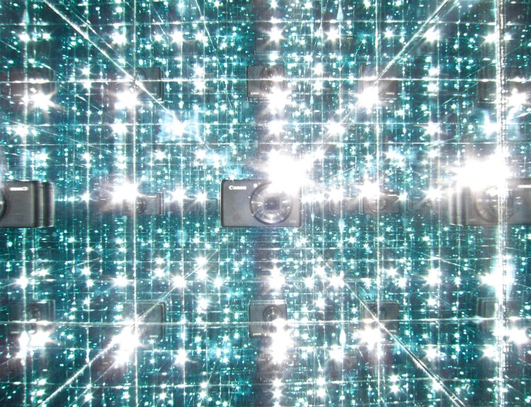 ¿Cómo se vería el interior de una caja con espejos en sus seis caras