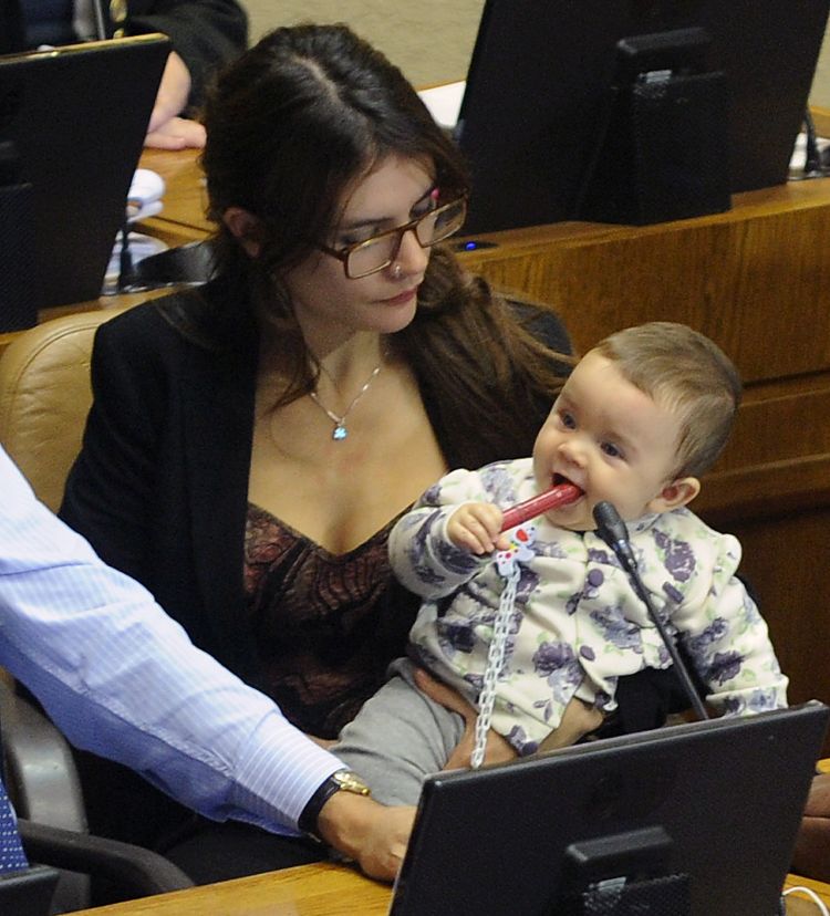 Ternura: Camila Vallejo fue junto a su hija a la votación en sala de la Reforma Tributaria