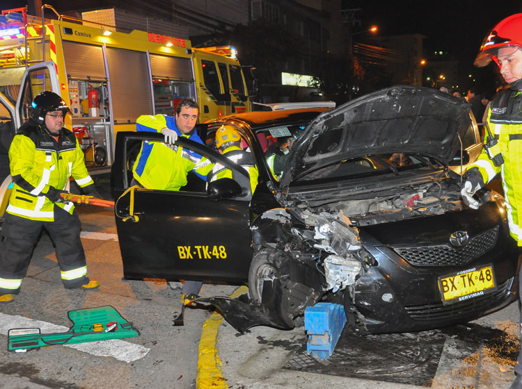 Tres personas lesionadas dejó el choque de un auto contra un