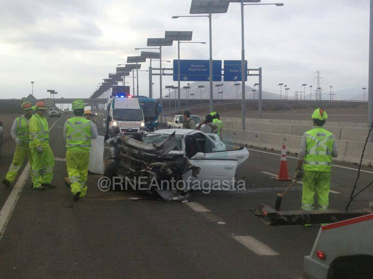 Un lesionado tras una colisión por alcance entre un automóvil y un camión en la Ruta 1