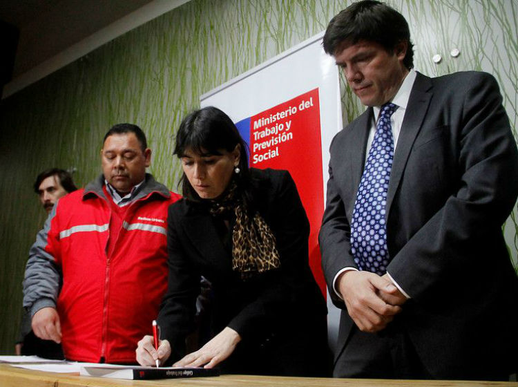 El Gobierno creó una mesa de trabajo con conductores y operadores del Transantiago luego que chofer se quedara a lo bonzo