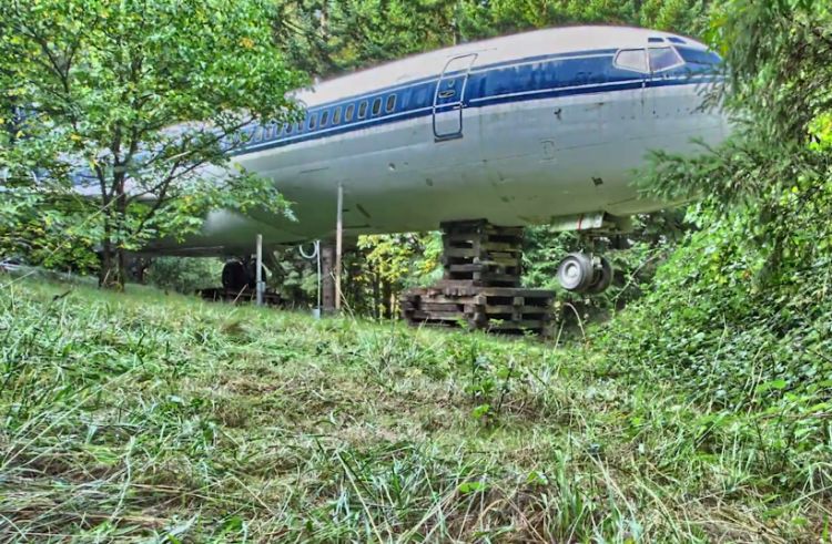 Un hombre vive dentro de un avión abandonado