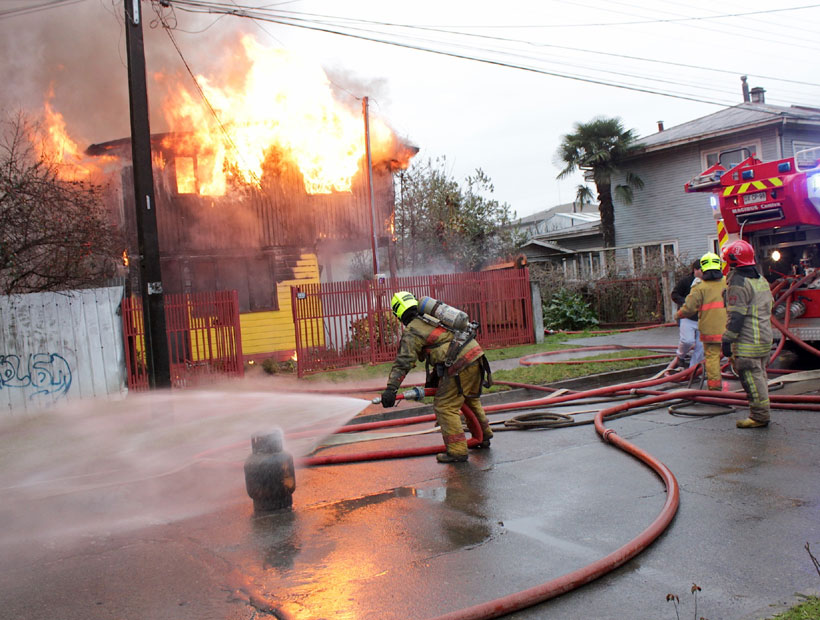 Un incendio destruyó una casa de dos pisos y dejó un lesionado en La Unión