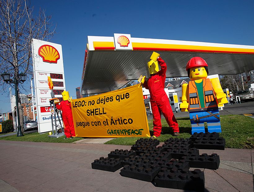 Muñecos Lego recrearon un derrame de petróleo frente a juguetes